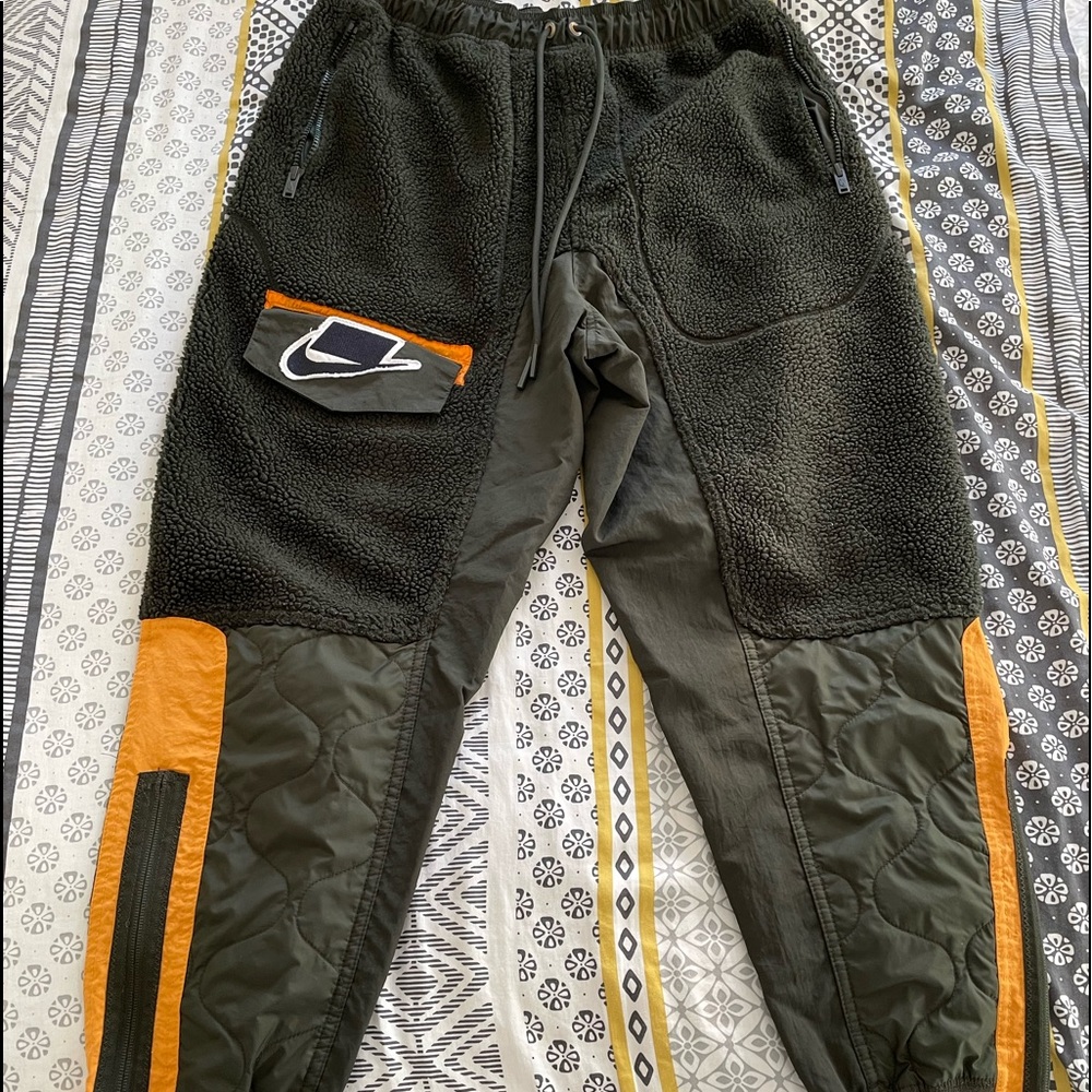 Nike Woven/Sherpa Joggers Army Green